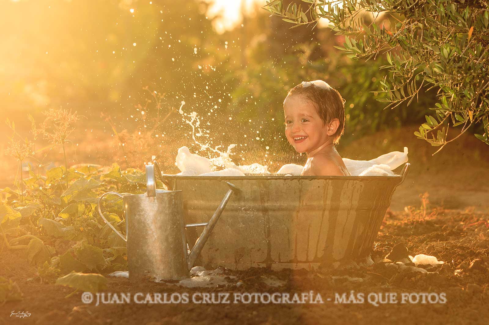 Niño en barreño